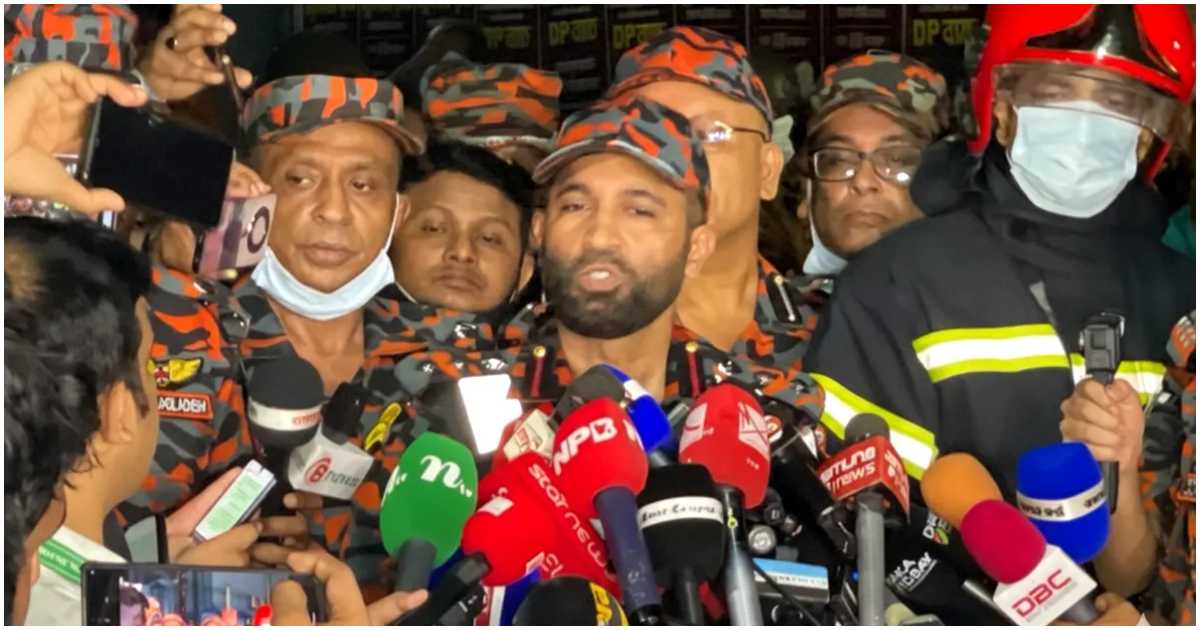 ফায়ার সার্ভিসের পরিচালক (অপারেশন) লেফটেন্যান্ট কর্নেল মোহাম্মদ তাজুল ইসলাম চৌধুরী মঙ্গলবার সন্ধ্যা সাতটার দিকে ঘটনাস্থল থেকে সাংবাদিকদের ব্রিফ করেন। ছবি: ইউএনবি